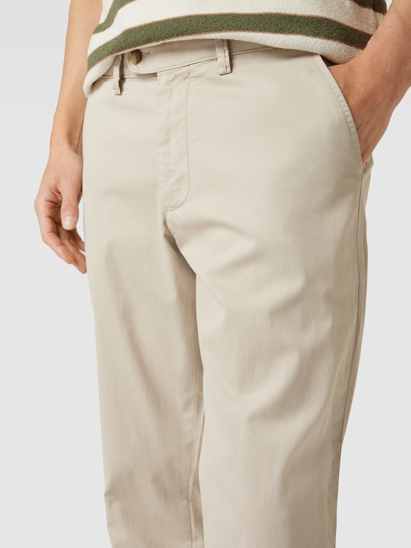 Chino mit französischen Eingrifftaschen in sand
