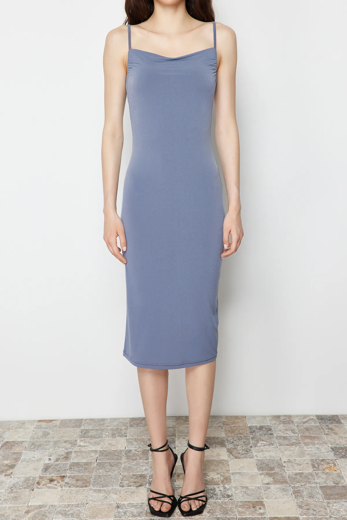 Trendyol Collection  Helles Anthrazit, figurbetontes Midi-Strickkleid mit Degaje-Kragen, flexiblem Strick TWOSS19AD0020
