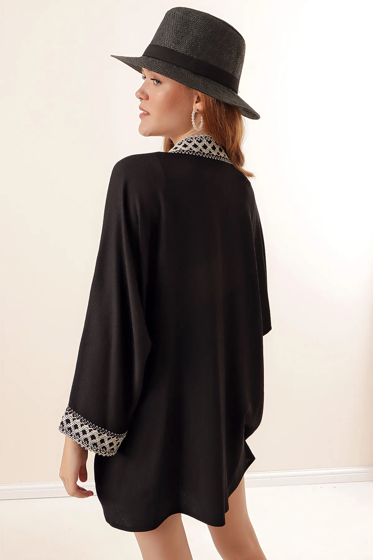 Bigdart  5866 Bestickter Strickkimono – Schwarz