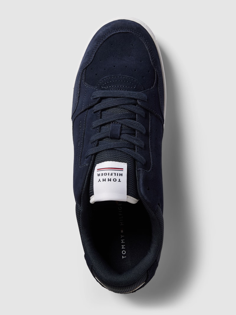 Sneaker mit Label-Detail in dunkelblau