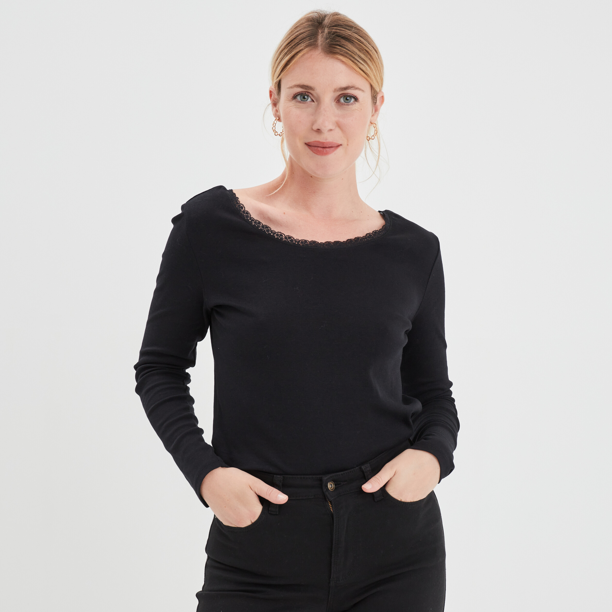 T-shirt avec dentelle au col noir femme | La Halle