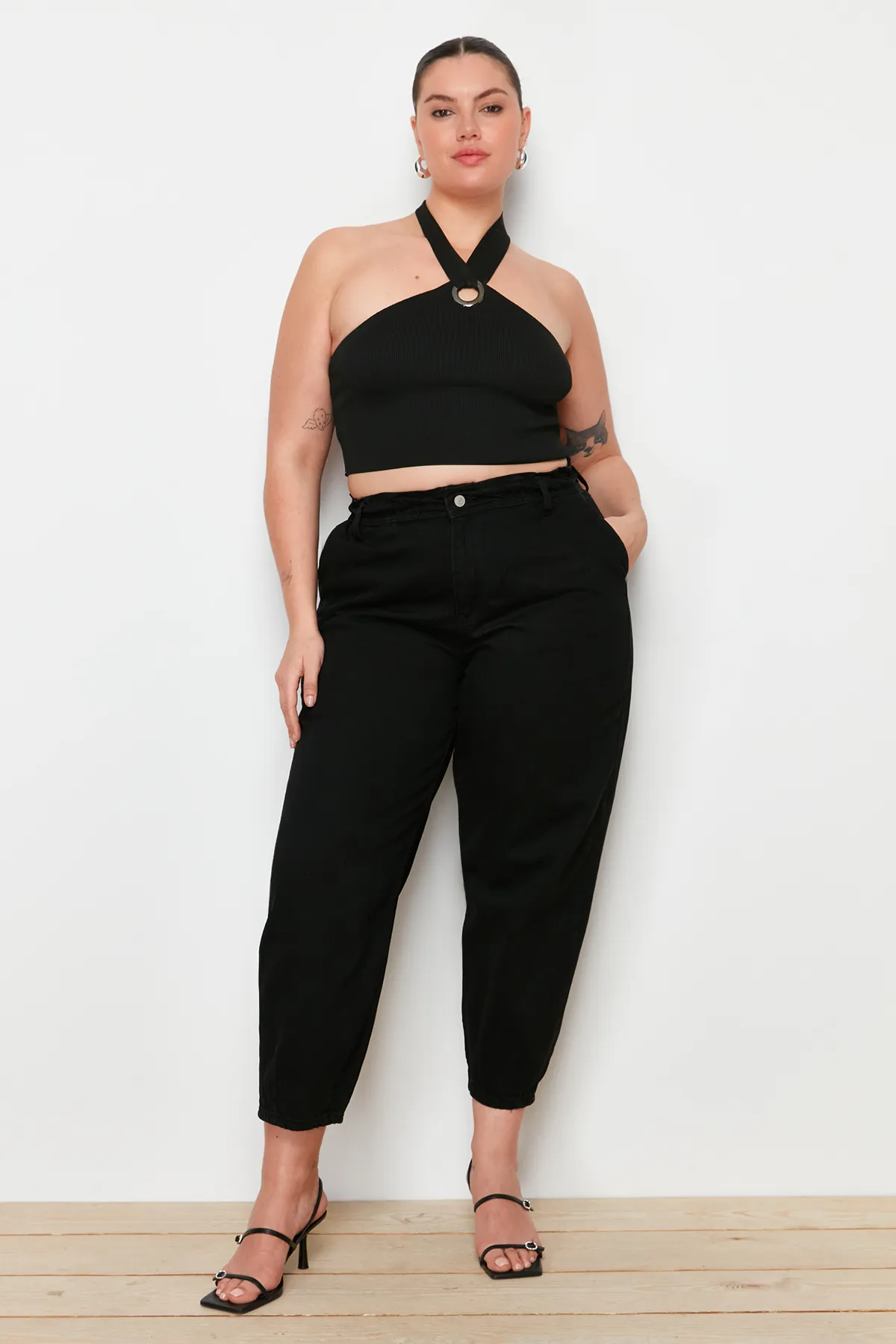 Trendyol Curve  Schwarze Mom-Jeans mit hoher Taille und detaillierten Taschen TBBAW23CJ00007