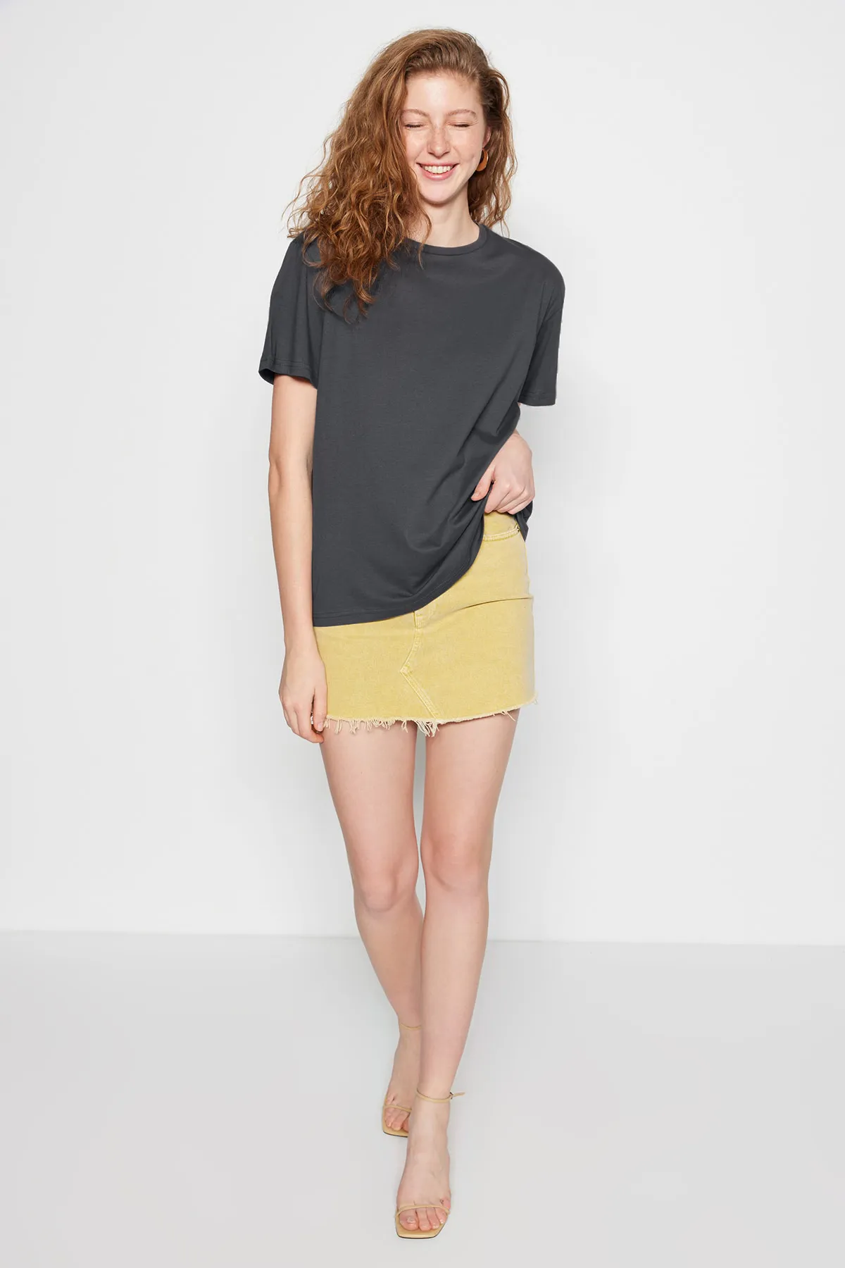 Trendyol Collection  Anthrazitfarbenes Boyfriend-Strick-T-Shirt aus 100 % Baumwolle mit Rundhalsausschnitt TWOSS20TS0134