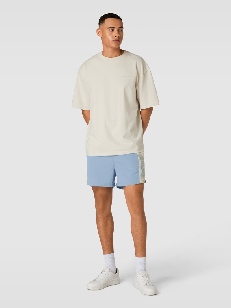 Shorts mit seitlichen Eingrifftaschen in blau