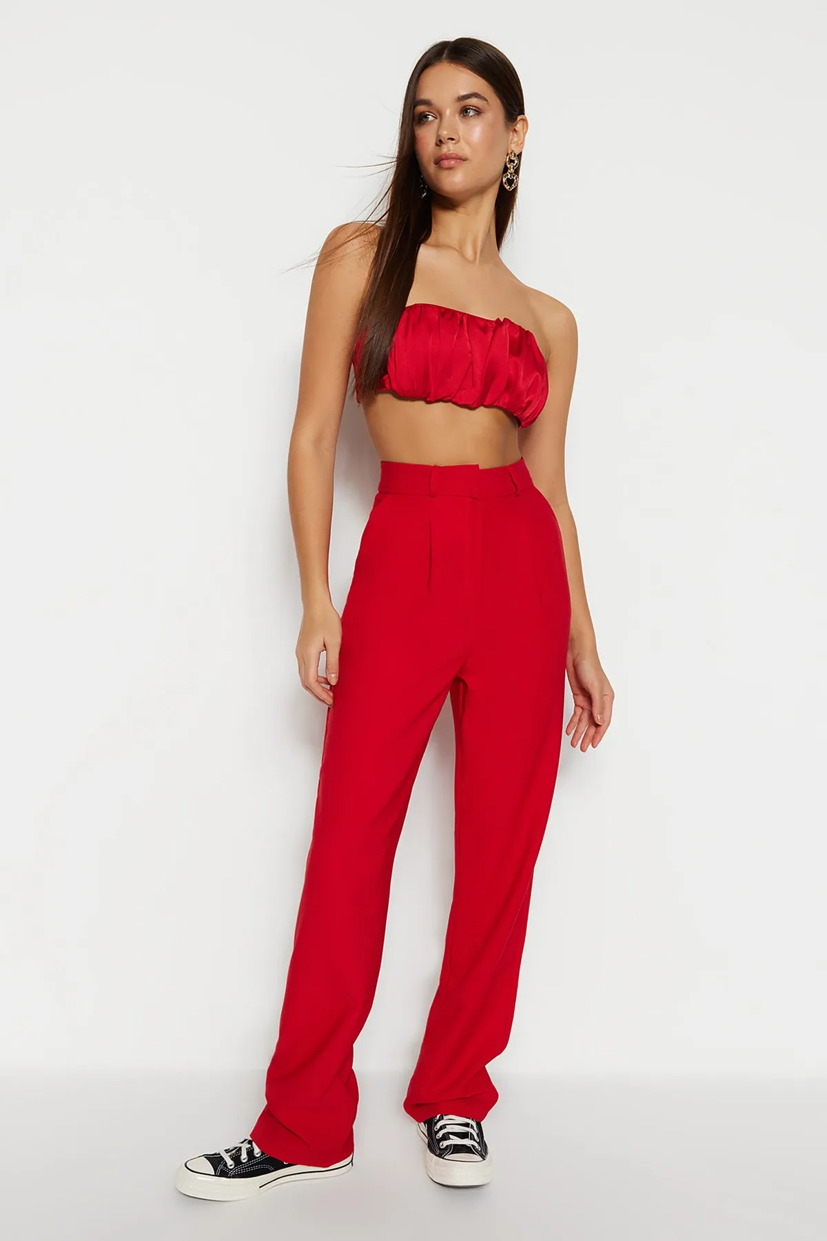 Trendyol Collection  Rote, gerade geschnittene, plissierte Webhose mit weitem Bein TWOSS21PL0155