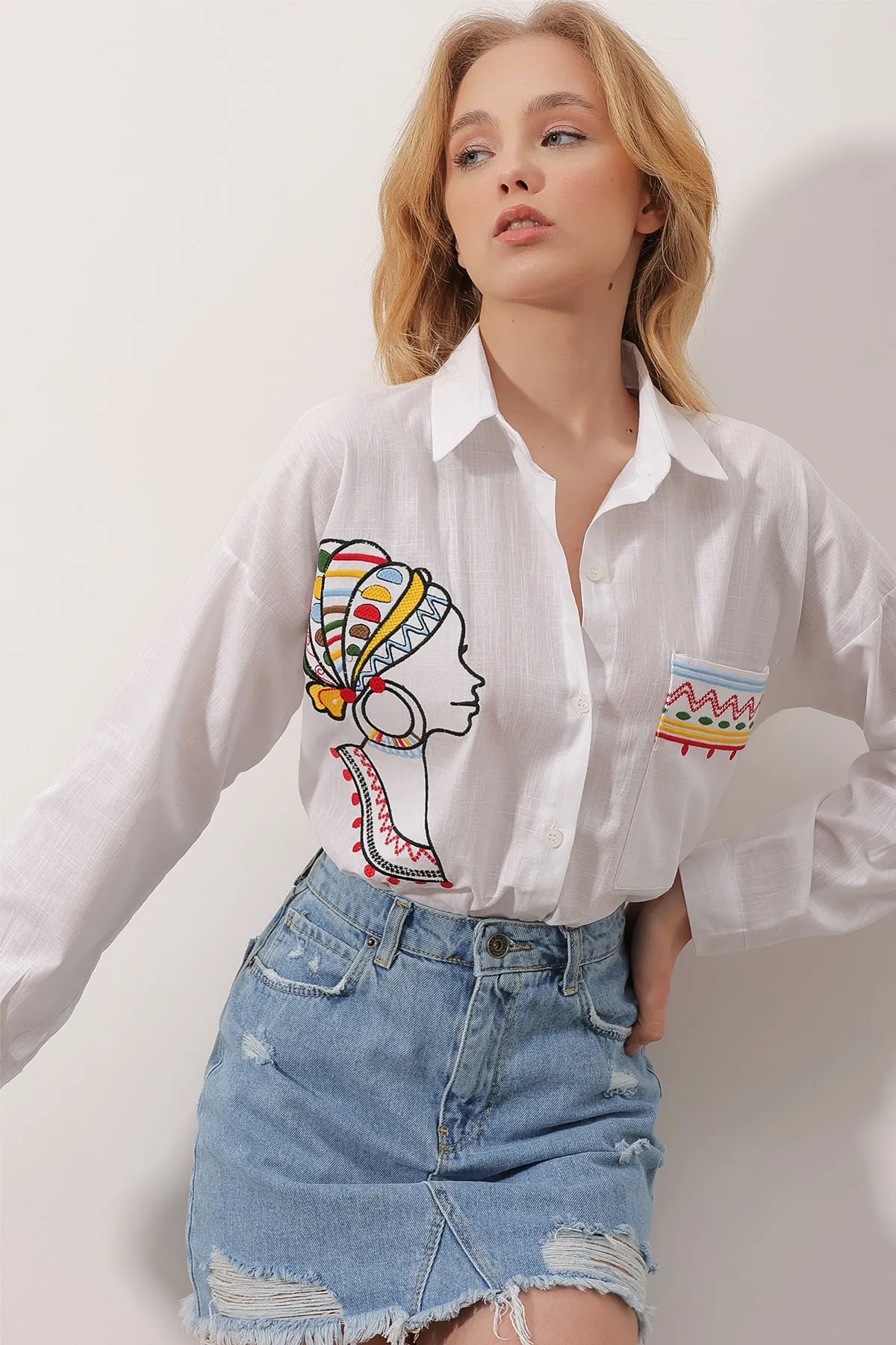 Trend Alaçatı Stili  Weißes besticktes Leinenhemd für Damen ALC-X9830