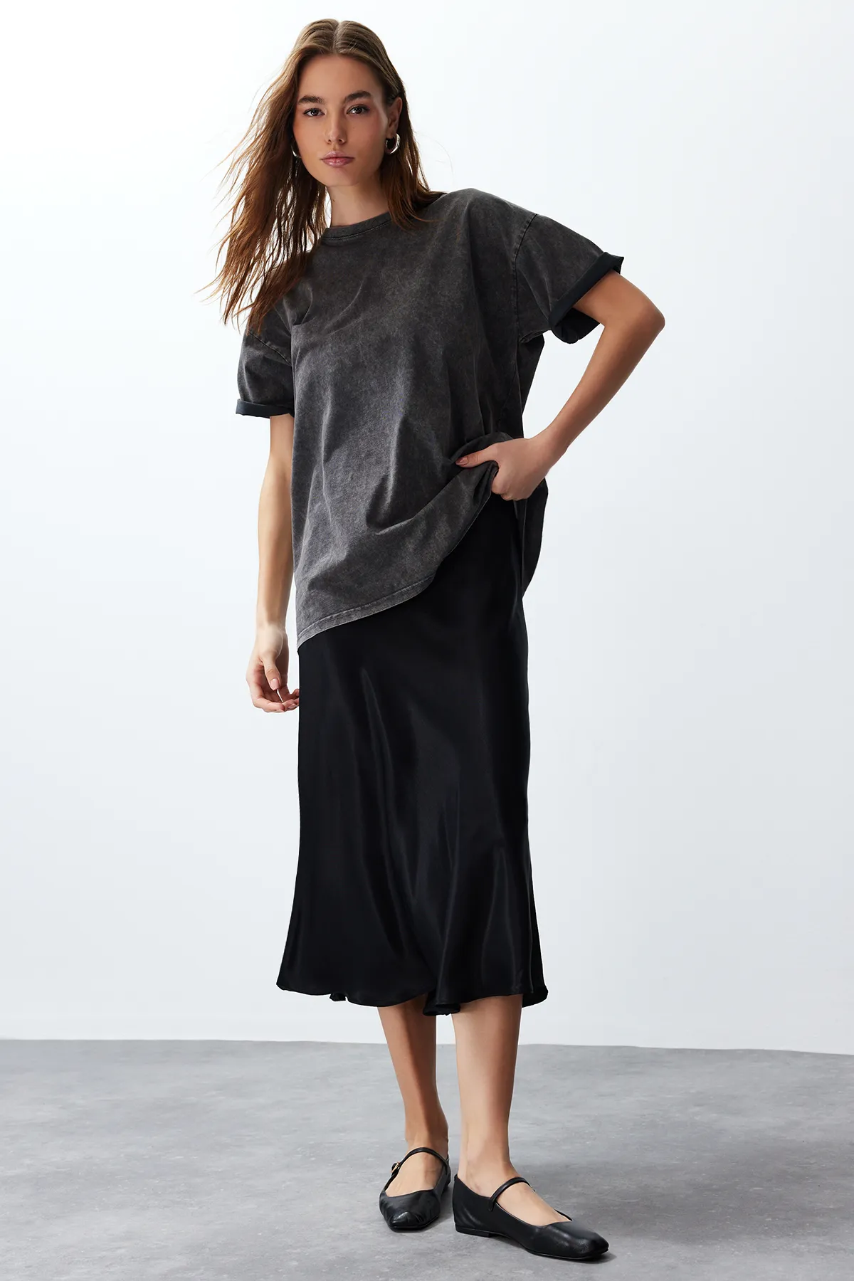 Trendyol Collection  Schwarzer Midirock in A-Linie aus Satin - TWOSS24ET00162