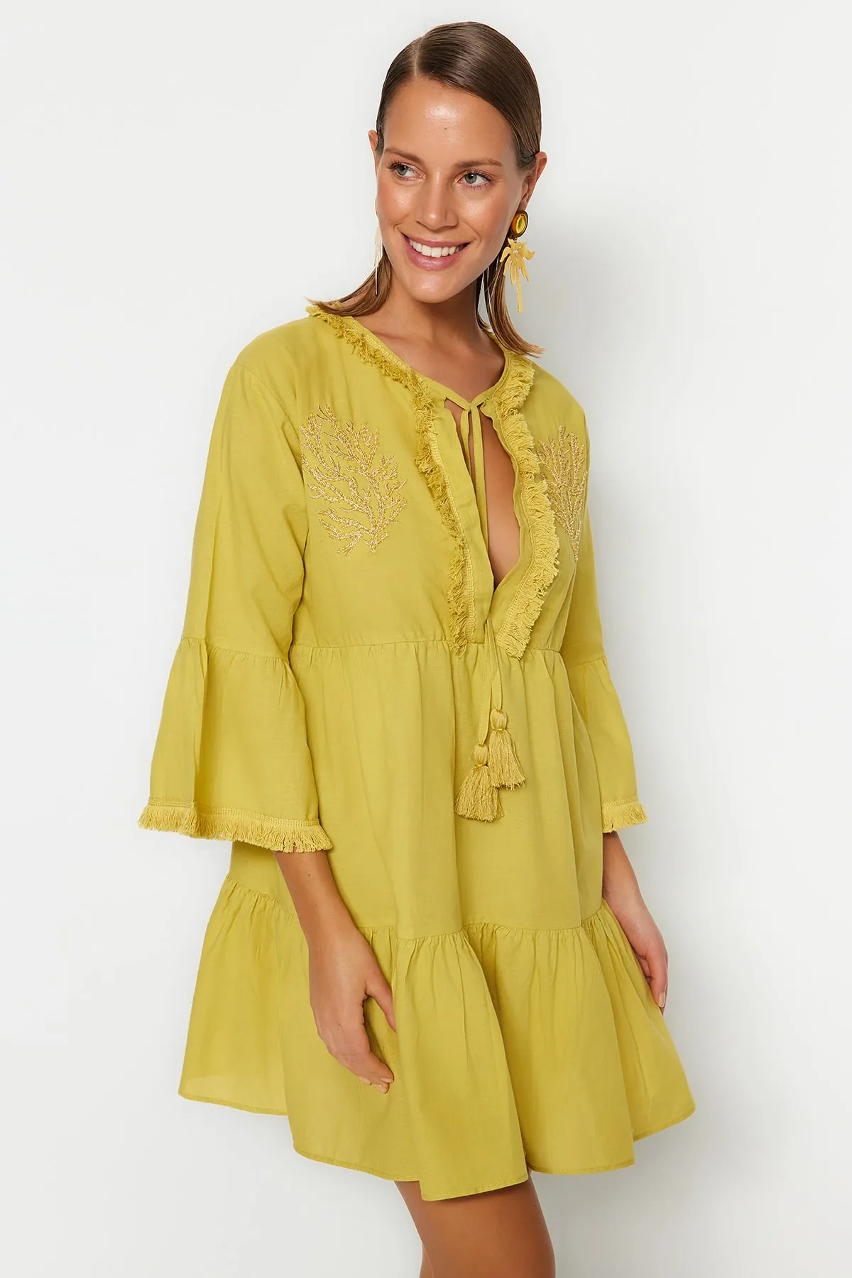 Trendyol Collection  Ölgrünes, gewebtes, besticktes Mini-Strandkleid aus 100 % Baumwolle TBESS21EL1351