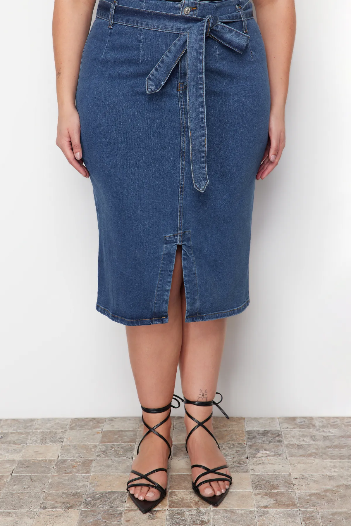 Trendyol Curve  Hellblauer, geschlitzter Jeansrock mit hohem Bund und Gürtel TBSSS23AZ00017