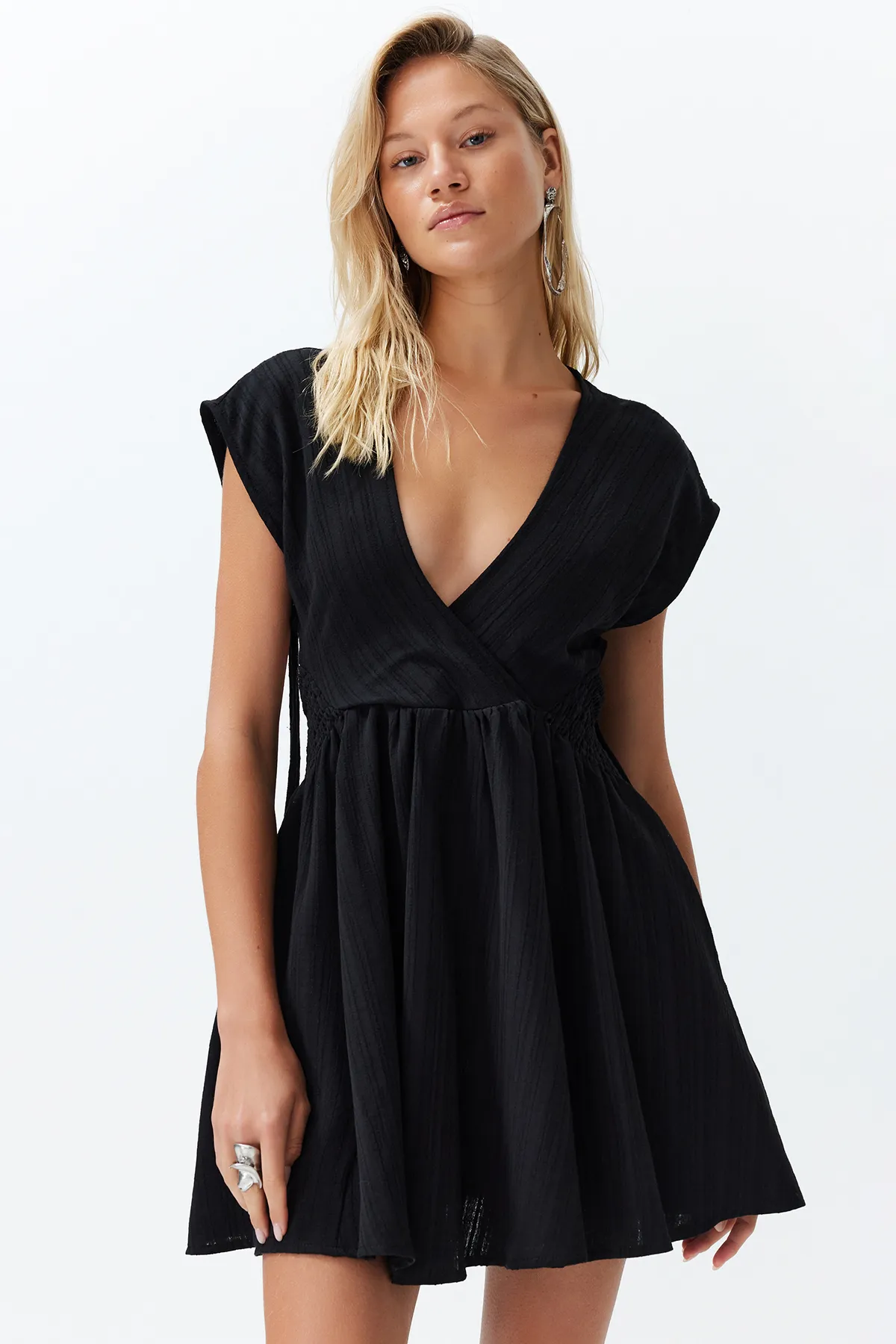 Trendyol Collection  Schwarzes Mini-Strandkleid aus gewebtem Leinengemisch mit Cut-out/Fensterausschnitt TBESS24EL00075