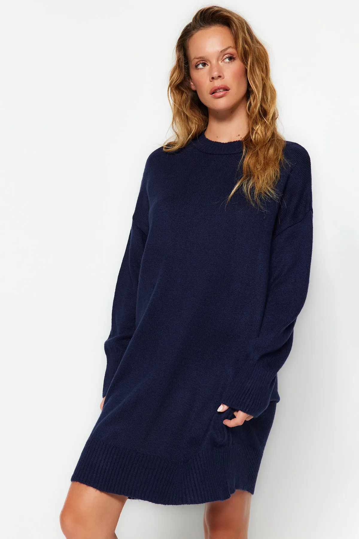 Trendyol Collection  Marineblaues Mini-Strickkleid mit Rundhalsausschnitt TWOAW24EL00035
