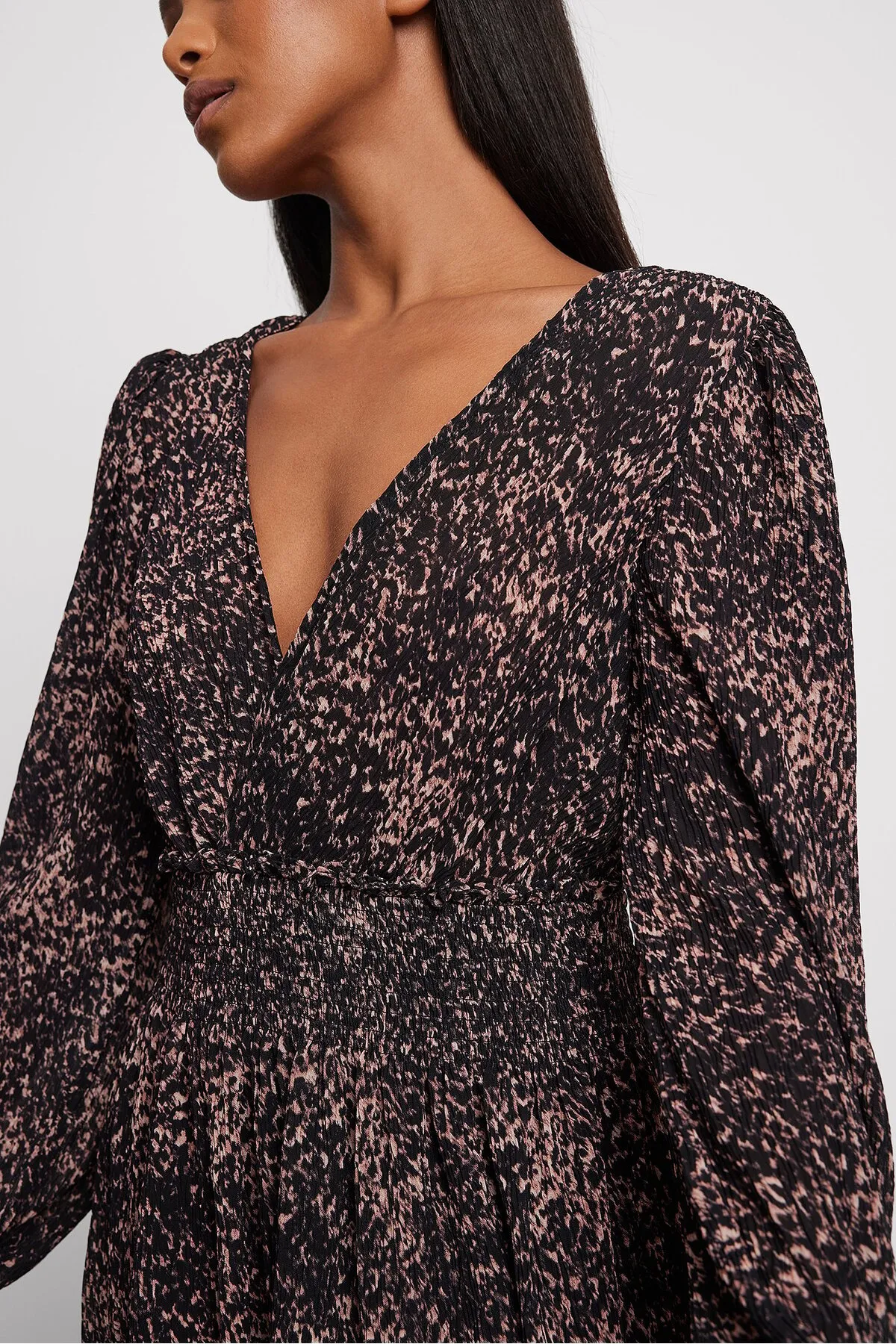 NA-KD  Strukturiertes Kleid mit gesmokter Taille