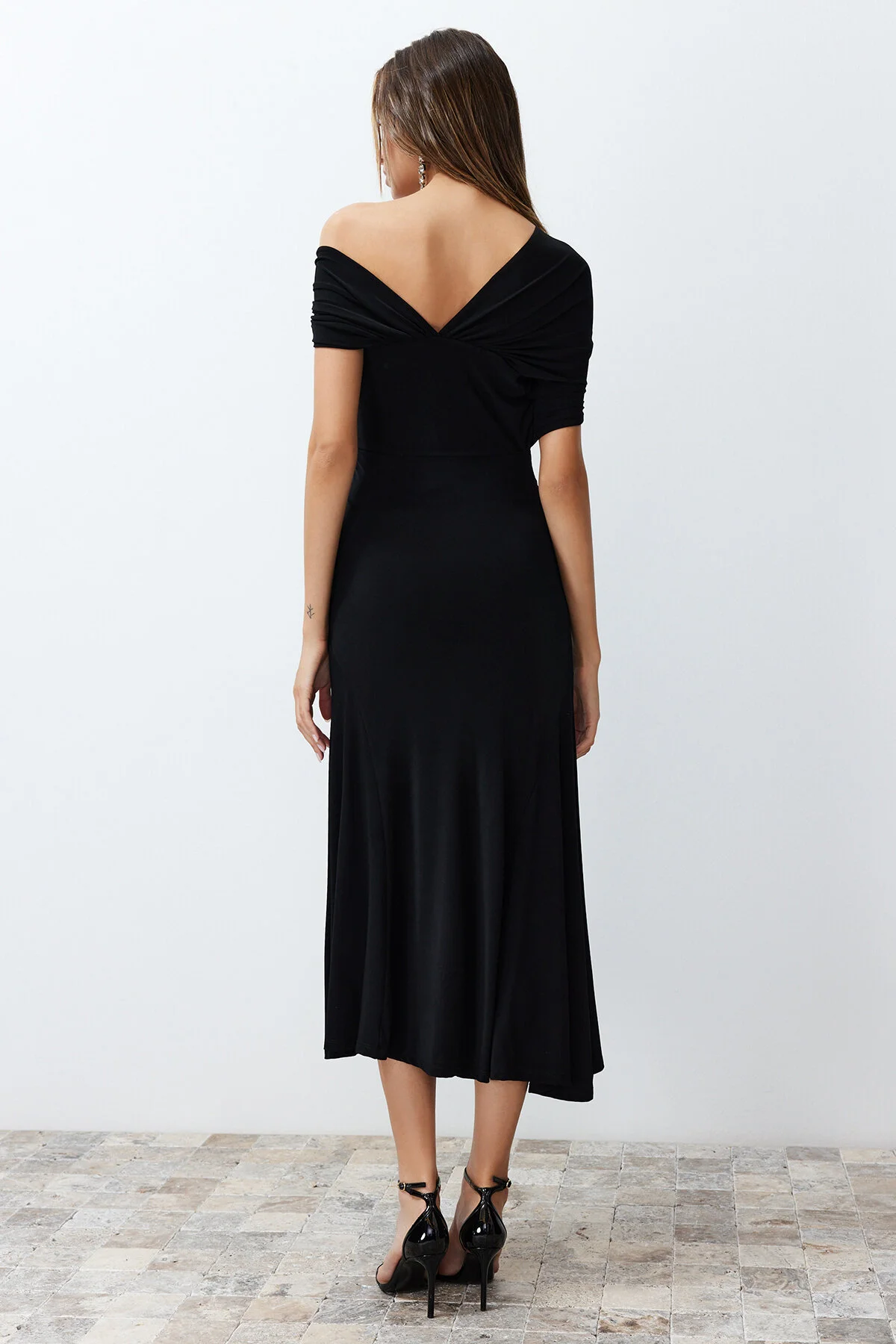 Trendyol Collection  Schwarzes Abendkleid aus Strick mit asymmetrischem Kragen - TPRSS24EL00046