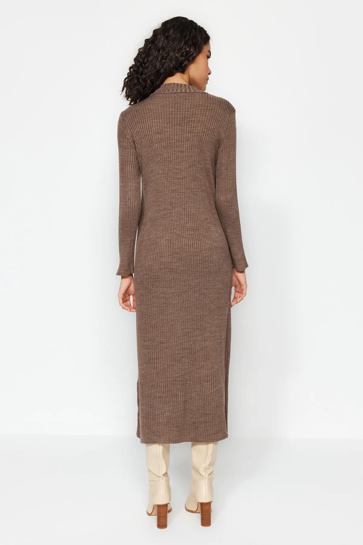 Trendyol Modest  Nerzfarbenes, zweireihiges Bolero-Strickkleid mit Details TCTAW24EB00011