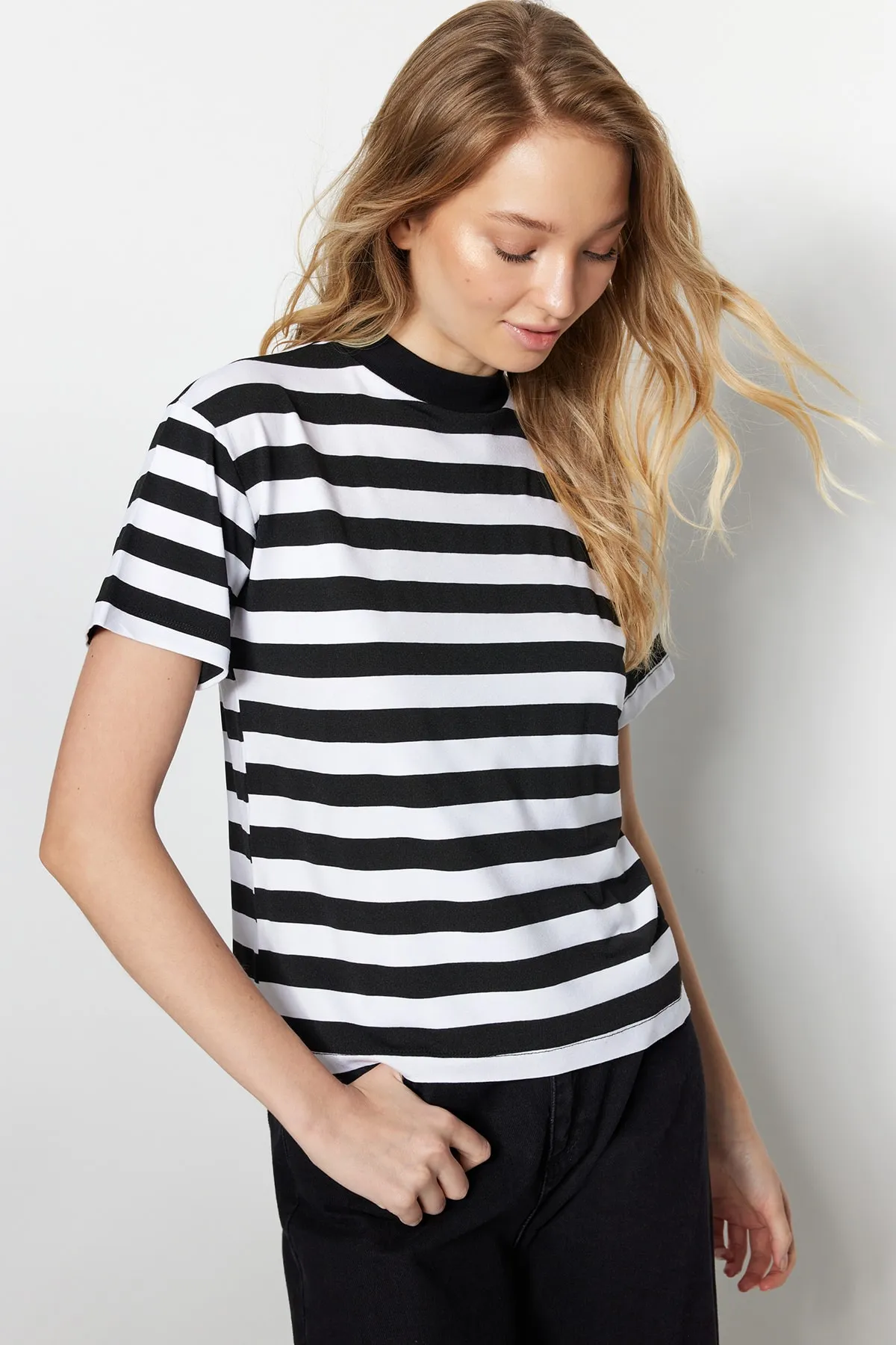 Trendyol Collection  Weiß-schwarz-weiß gestreiftes Basic-Strick-T-Shirt mit Stehkragen im 2er-Pack TWOSS20TS1500