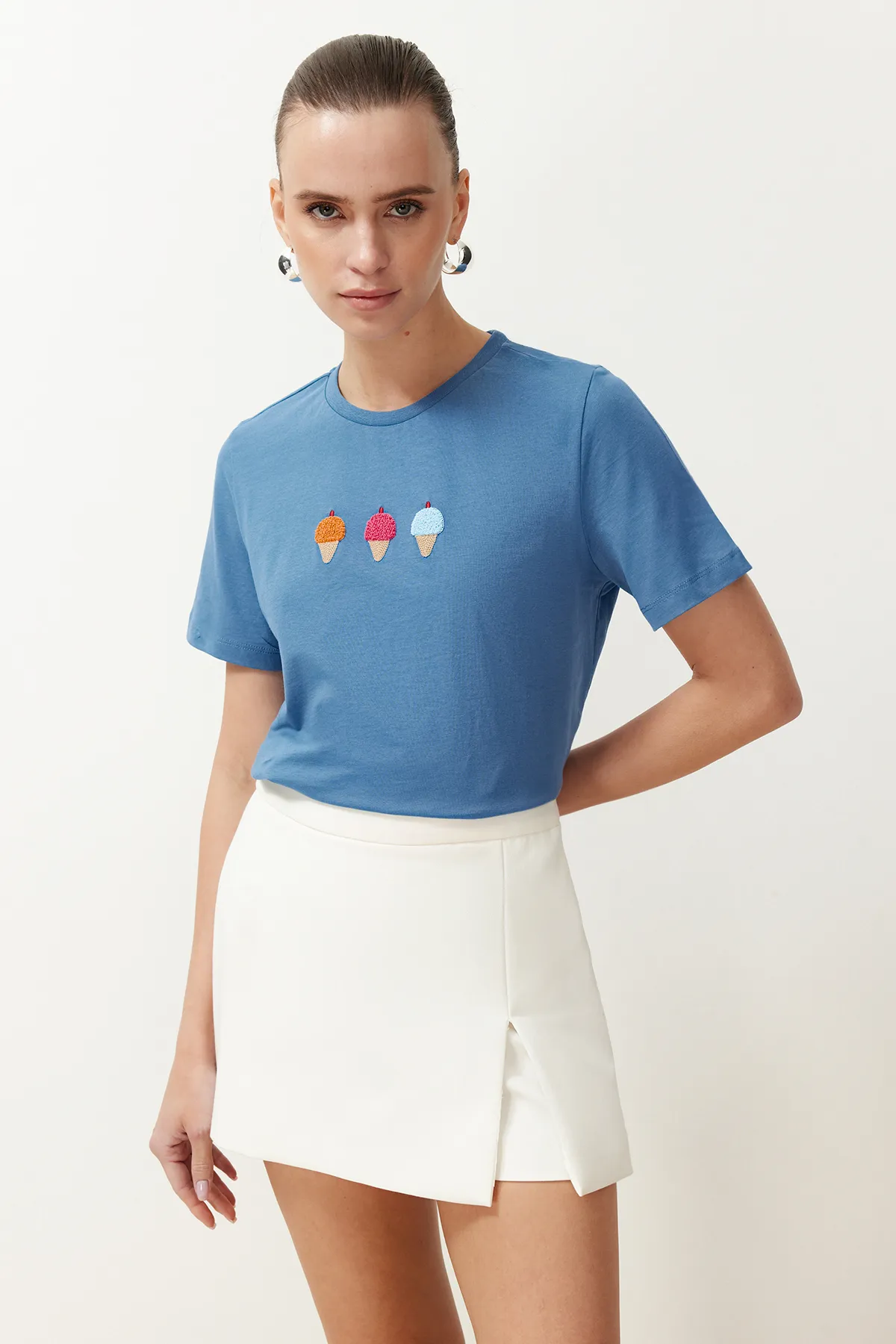 Trendyol Collection  Indigofarbenes Strick-T-Shirt aus 100 % Baumwolle mit normaler Passform und Rundhalsausschnitt, bestickt, TWOSS24TS00207