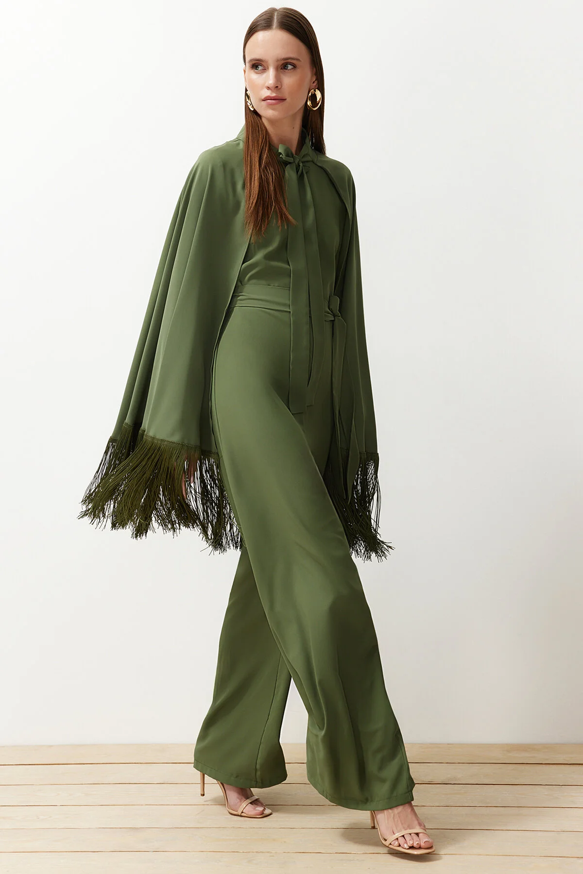 Trendyol Modest  Khakifarbener Abendkleid-Overall mit Quasten und Umhang TCTAW24DB00007
