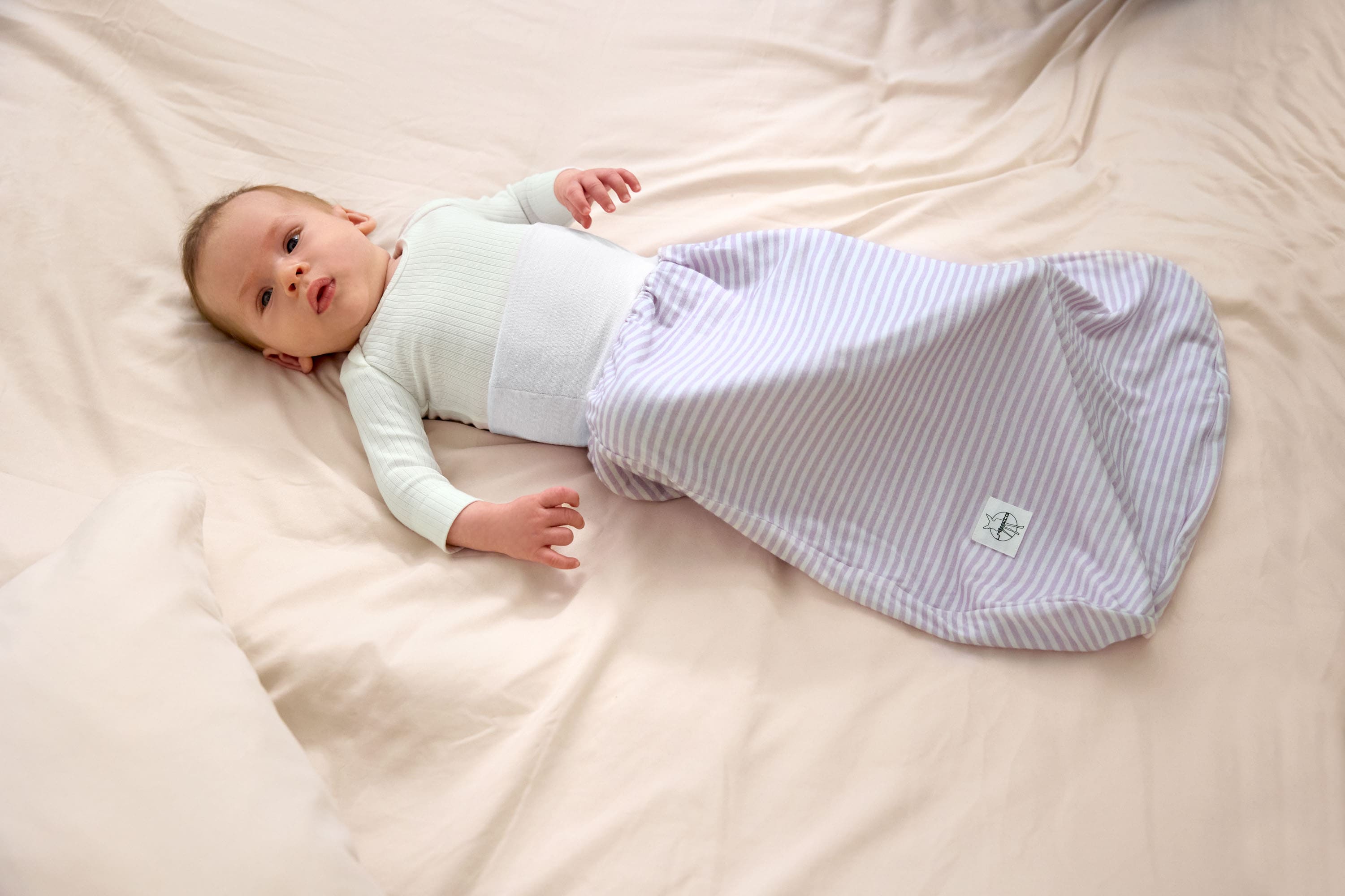 Baby Strampelsack 0,5 TOG - Gestreift, Lila Milky