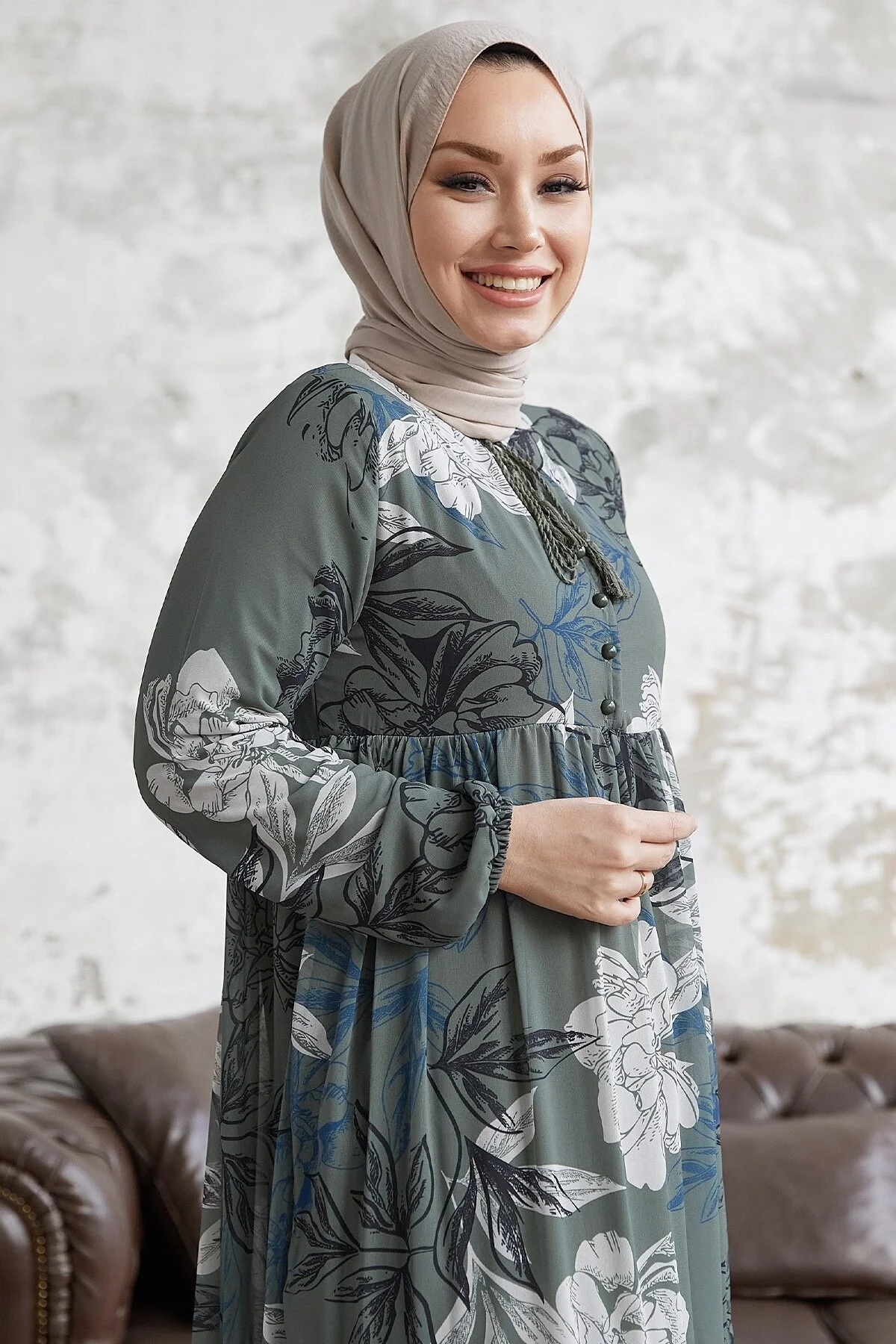 InStyle  Jalya Chiffonkleid mit geknöpftem Kragen und Schnürung – Khaki