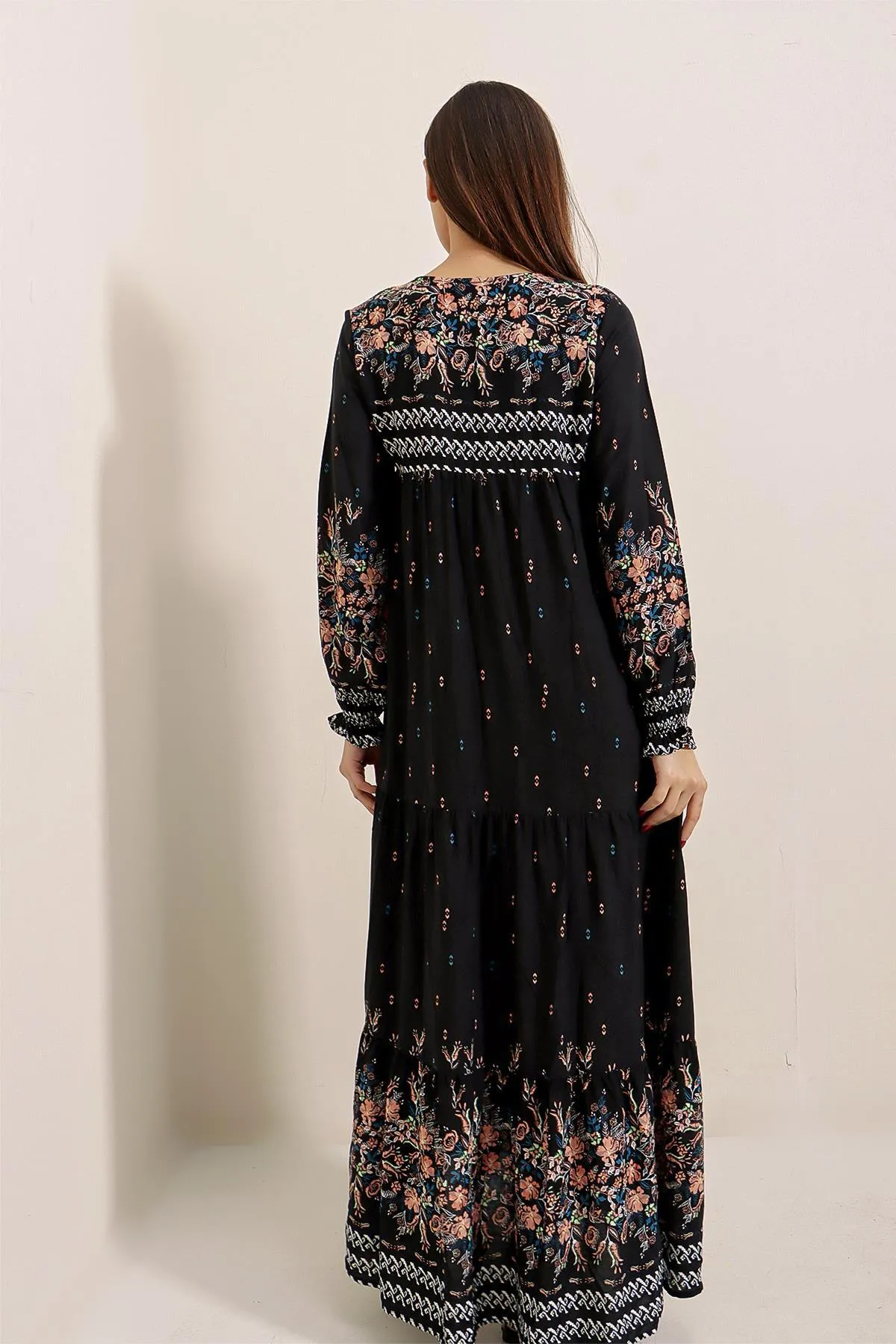 By Saygı  Gerafftes, gemustertes langes Kleid aus Viskose mit Kragen und Schnürärmeln