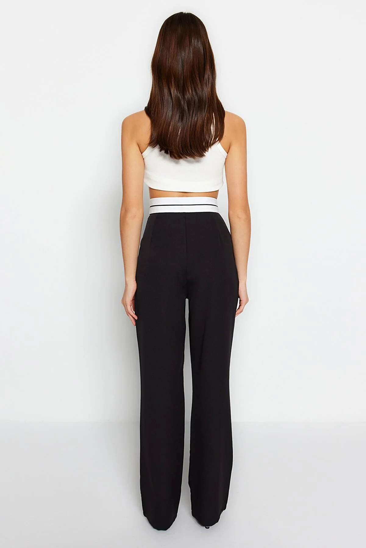 Trendyol Collection  Schwarze gewebte Hose mit weitem Bein und hoher Taille und Gürteldetail TWOSS23PL00150