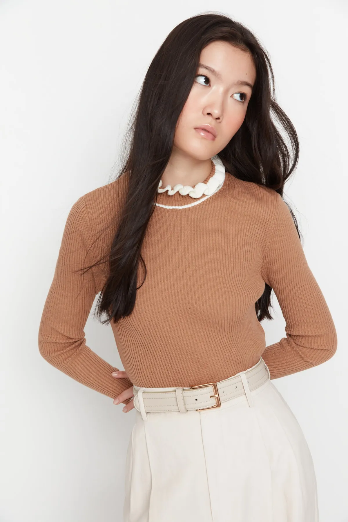 Trendyol Collection  Kamelfarbener Strickpullover mit Blockfarbenmuster TWOAW22KZ1250