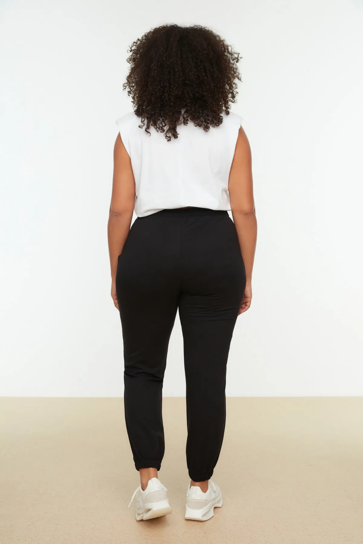 Trendyol Curve  Schwarze Jogger-Jogginghose aus elastischem Strick TBSSS22EA0065
