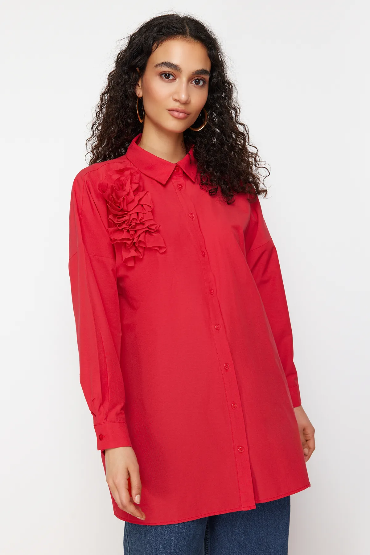 Trendyol Modest  Rotes gewebtes Baumwollhemd mit Blumenapplikationen TCTSS24TG00030