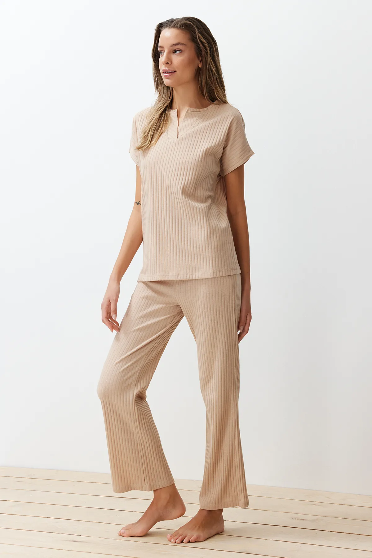 Trendyol Collection  Beige gestricktes Pyjama-Set mit Kordelkragen und detailliertem Muster THMSS24PT00234