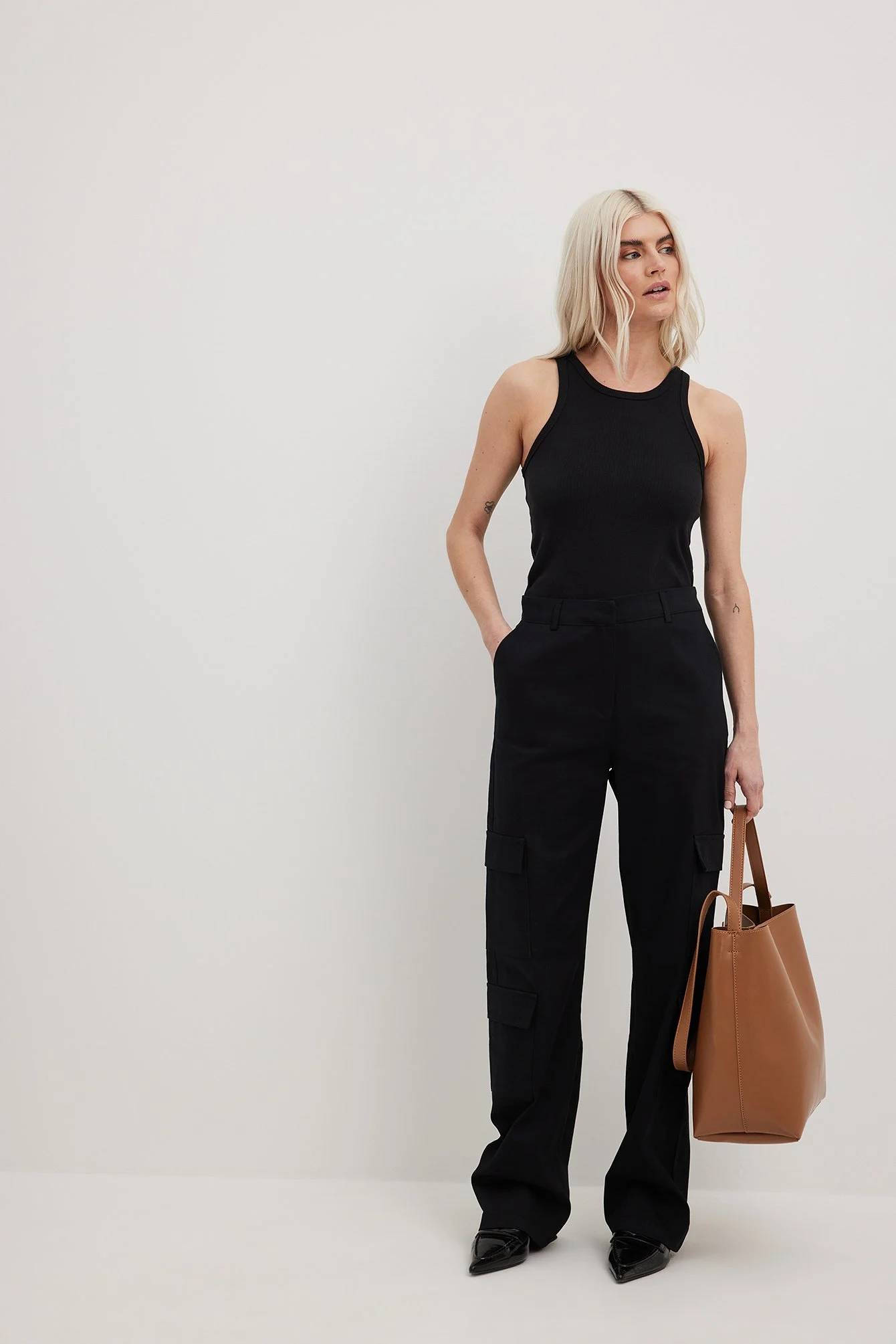 Cargohose mit Taschen und mittlerer Taille