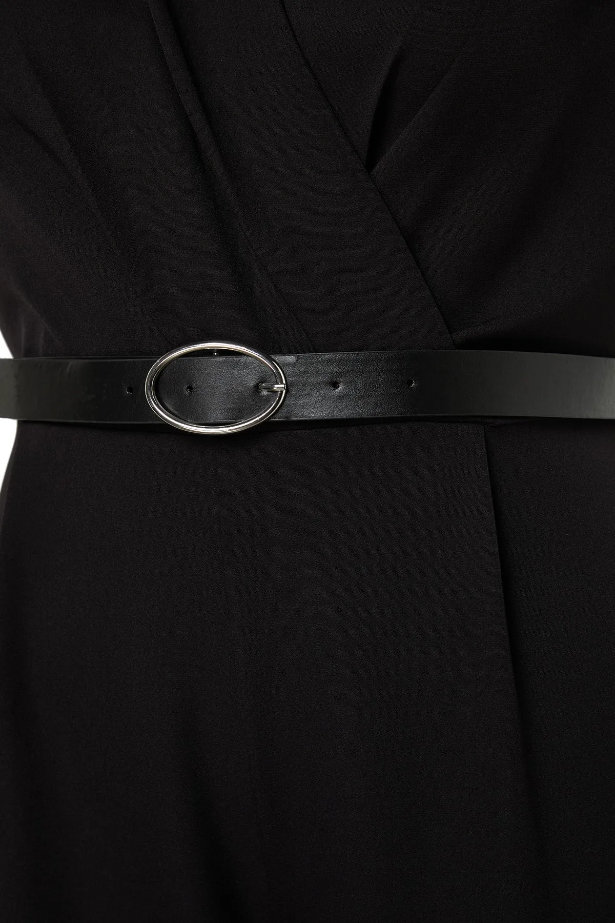 Trendyol Curve  Schwarzer gewebter Overall mit Gürtel TBSSS23BG00004