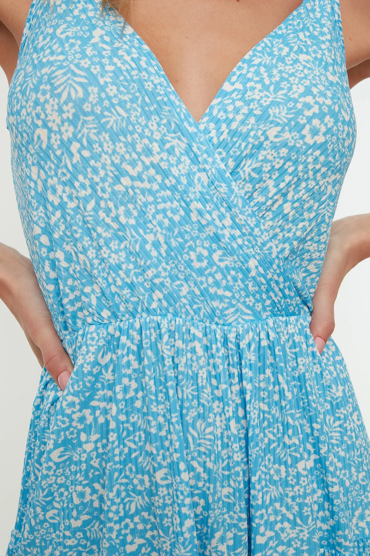 Trendyol Collection  Blaues, gemustertes, zweireihiges, flexibles Strickkleid mit zweireihigem Ausschnitt TWOSS21EL1554