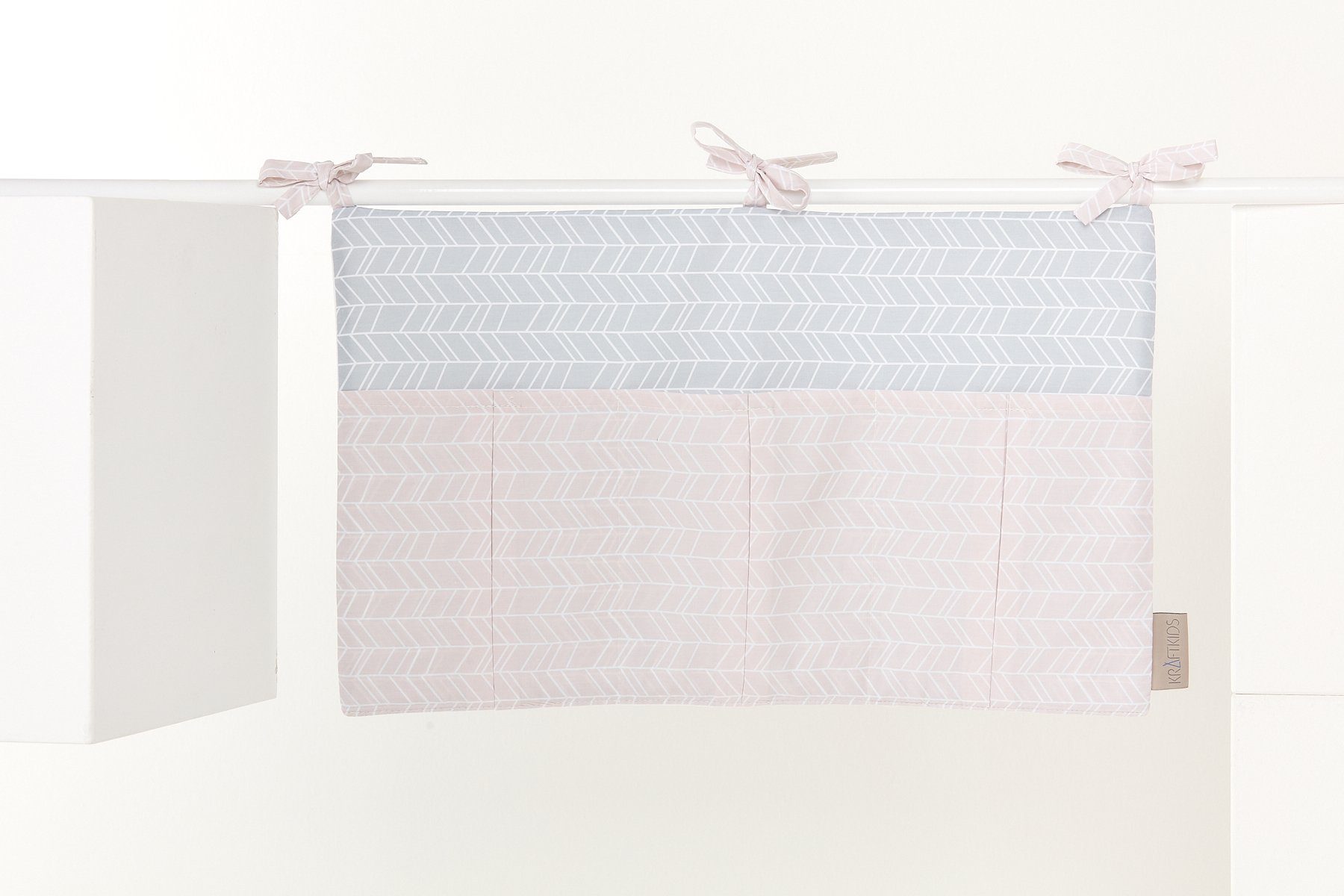 KraftKids Betttasche weiße Feder Muster auf Rosa, mit drei Fächern, innen mit Polyestervlies versteift