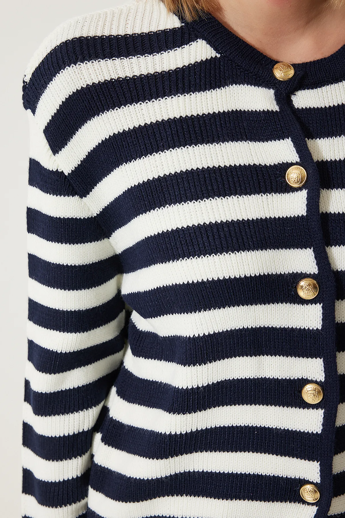 Happiness İstanbul  Gepolsterte Strickjacke mit Streifenmuster in Ecru/Marineblau für Damen US00859