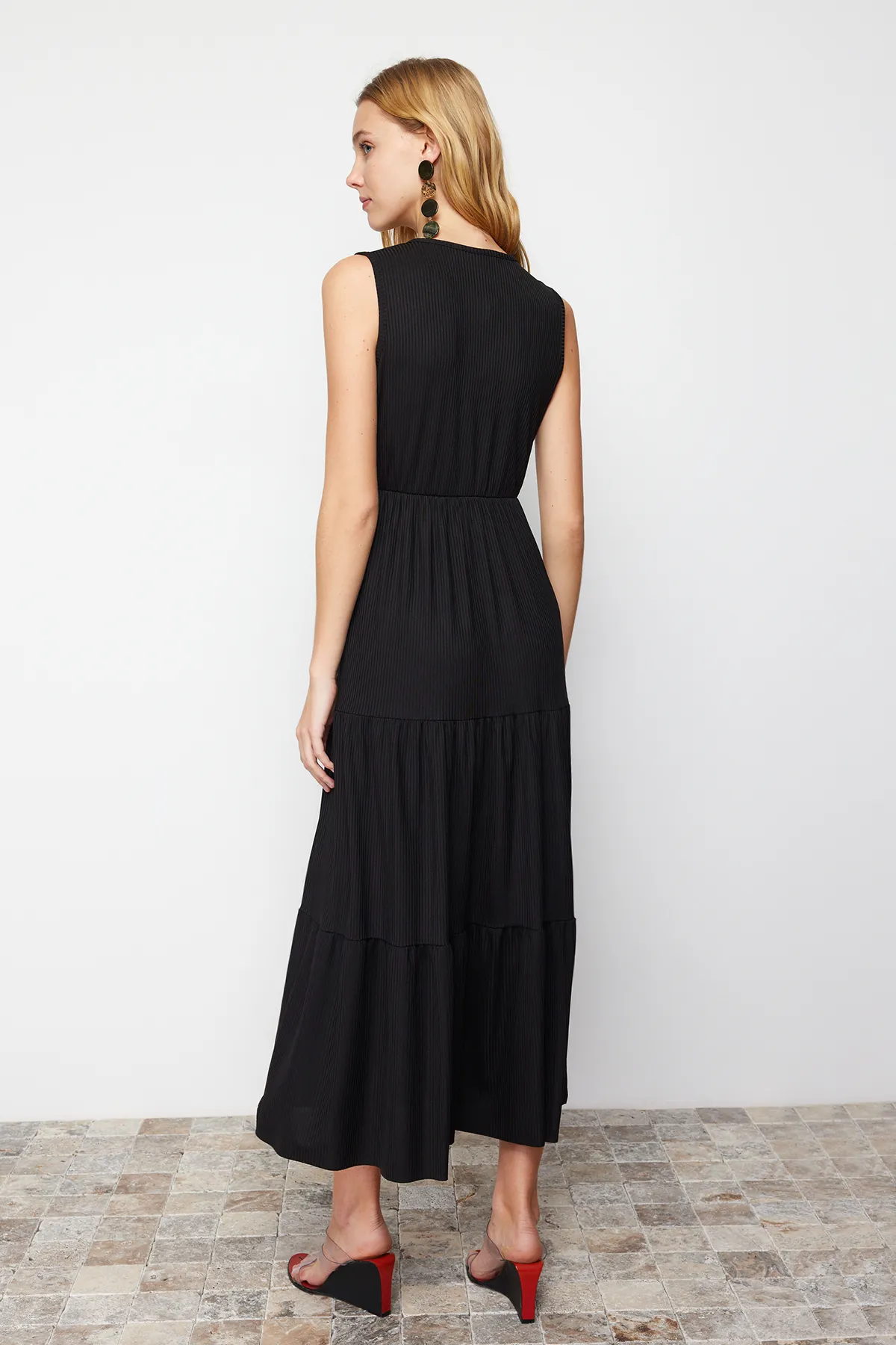 Trendyol Collection  Schwarzes ärmelloses Maxi-Strickkleid in A-Linie mit V-Ausschnitt TWOSS22EL1588