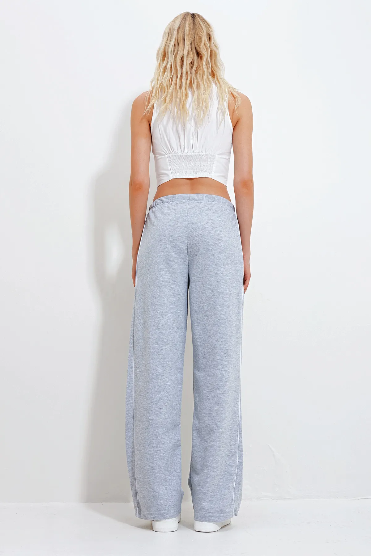 Trend Alaçatı Stili  Graue Damen-Jogginghose mit doppelten seitlichen Taschen, gerippt und weitem Bein ALC-X11984