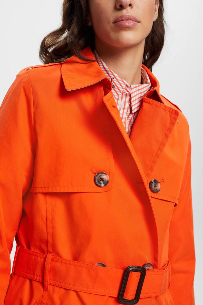 Kurzer Trenchcoat mit Gürtel