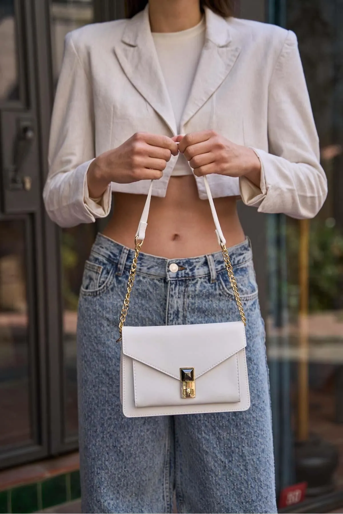 Madamra  Weiße Umhängetasche für Damen mit Accessoires und Clip-Detail