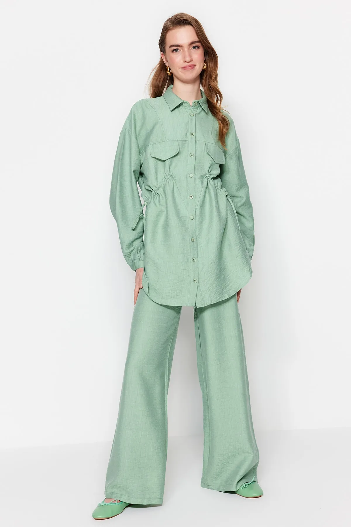 Trendyol Modest  Khakifarbenes, gewebtes Hemd-Hosen-Set mit geraffter Taille TCTSS23US00095