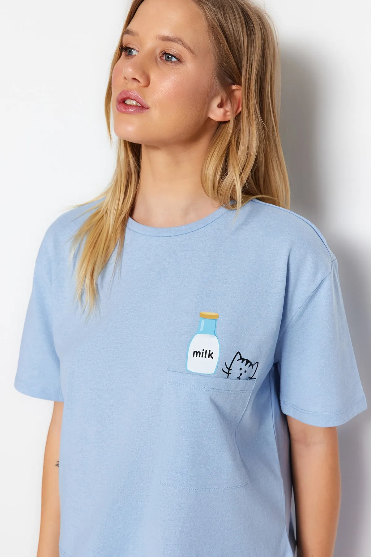 Trendyol Collection  Blaues, bedrucktes T-Shirt-Shorts-Pyjama-Set aus gestrickter Baumwolle THMSS22PT0422