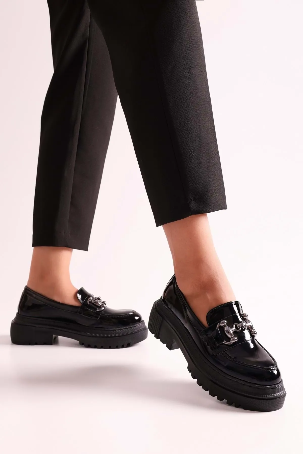 Shoeberry  Damen-Loafer Rex aus schwarzem Lackleder mit dicker Sohle und Schnalle. Schwarzes Lackleder