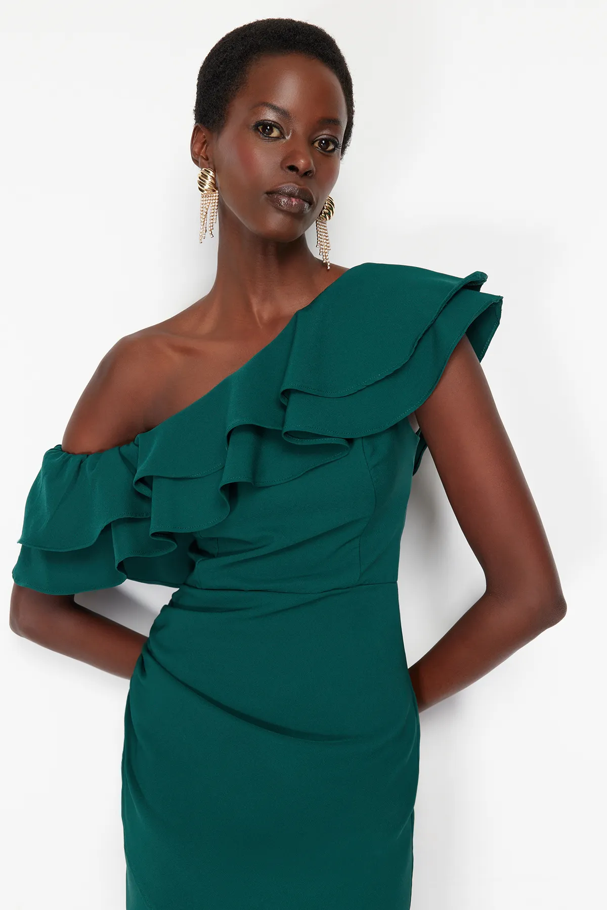 Trendyol Collection  Smaragdgrünes, einärmliges, gerüschtes, elegantes Abendkleid TPRSS24EL00013