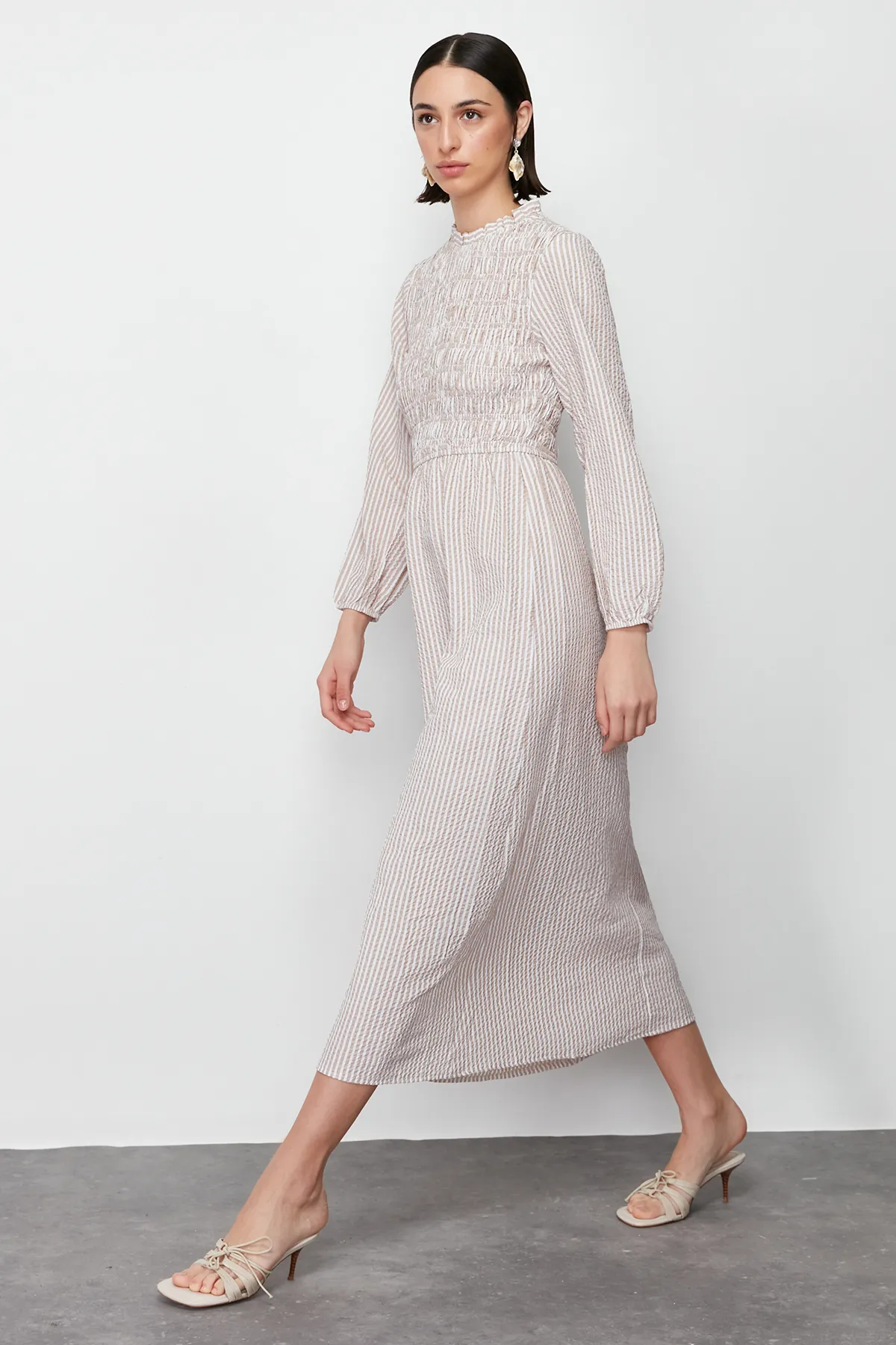 Trendyol Modest  Beige gestreiftes, detailliertes Gipe-Webkleid TCTSS24EB00082