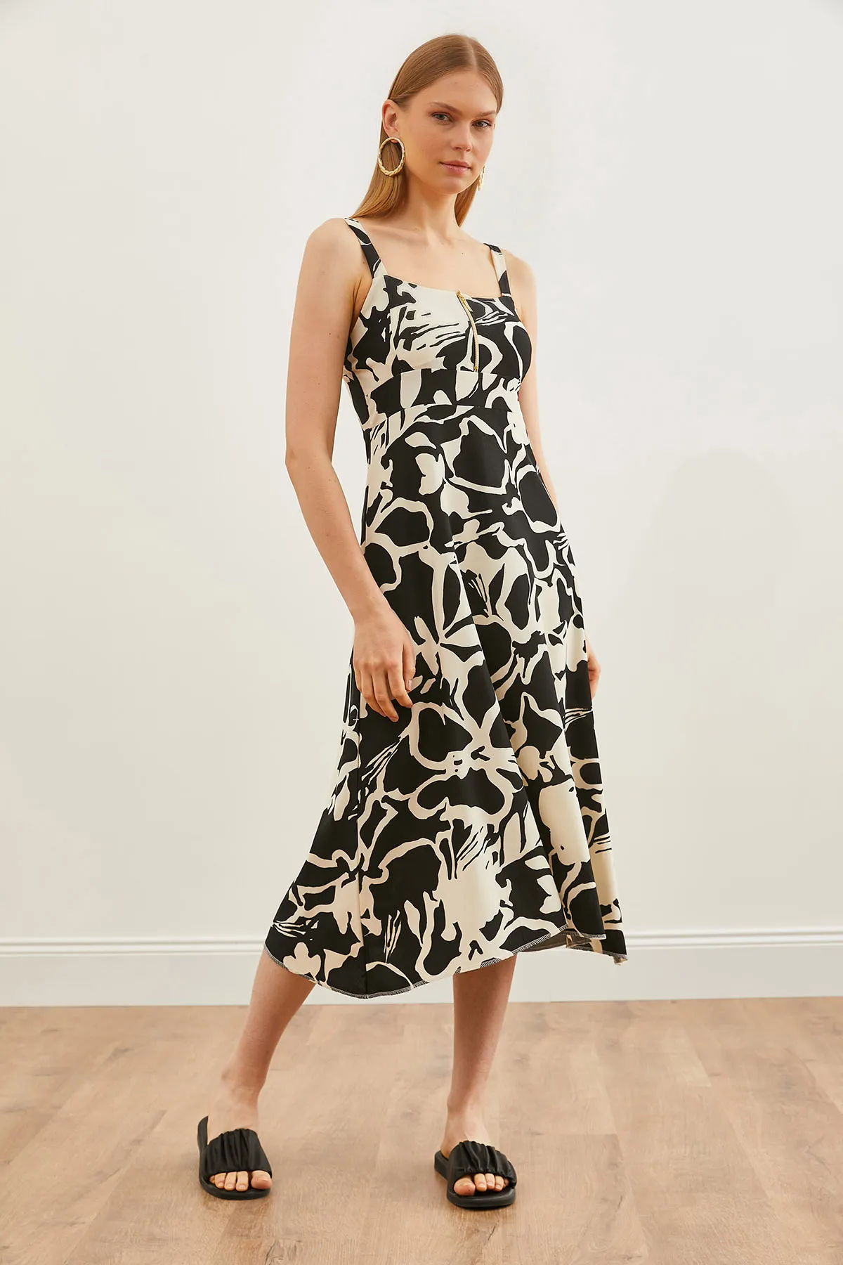 Olalook  Schwarz-weißes Strickkleid mit Muster und Reißverschluss für Damen ELB-19000615