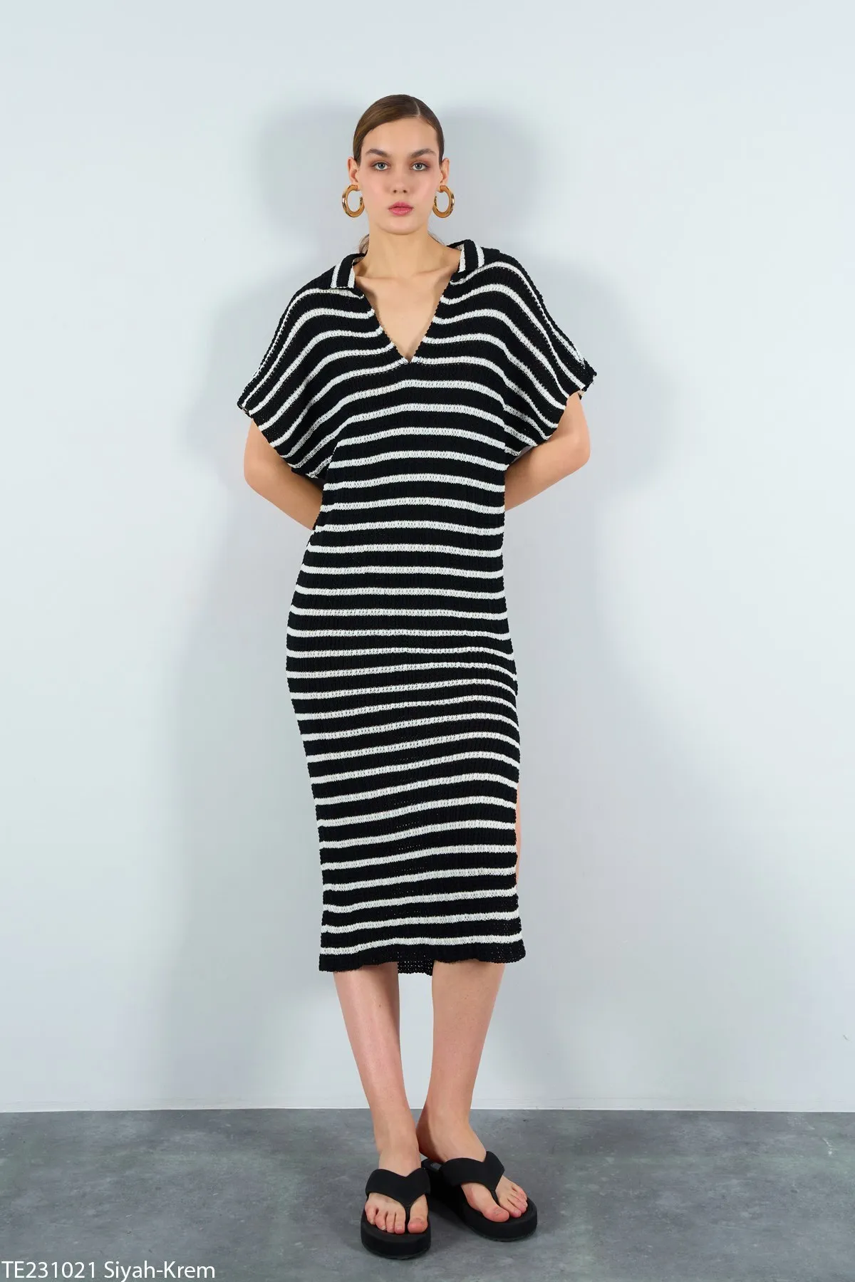 Laluvia  Schwarz-cremefarbenes, gestreiftes Schlitzkleid mit Polokragen