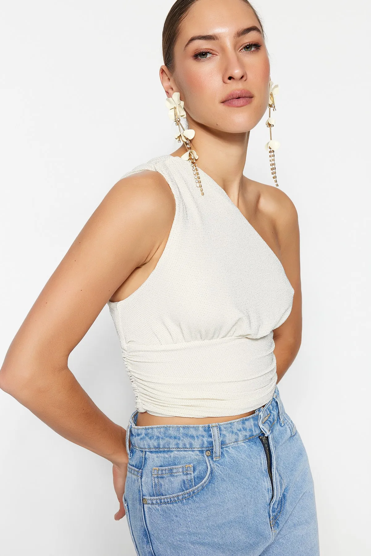 Trendyol Collection  Ecrufarbenes, bauchfreies, gefüttertes, glänzendes Strick-Bustier TPRSS23BS00011