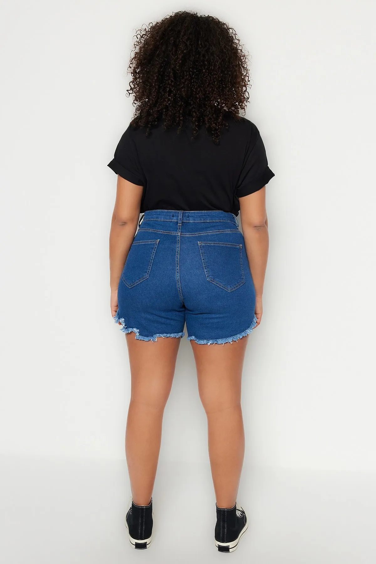 Trendyol Curve  Dunkelblaue, flexible Skinny-Jeansshorts mit Quasten und Bermudas TBSSS23CJ00016