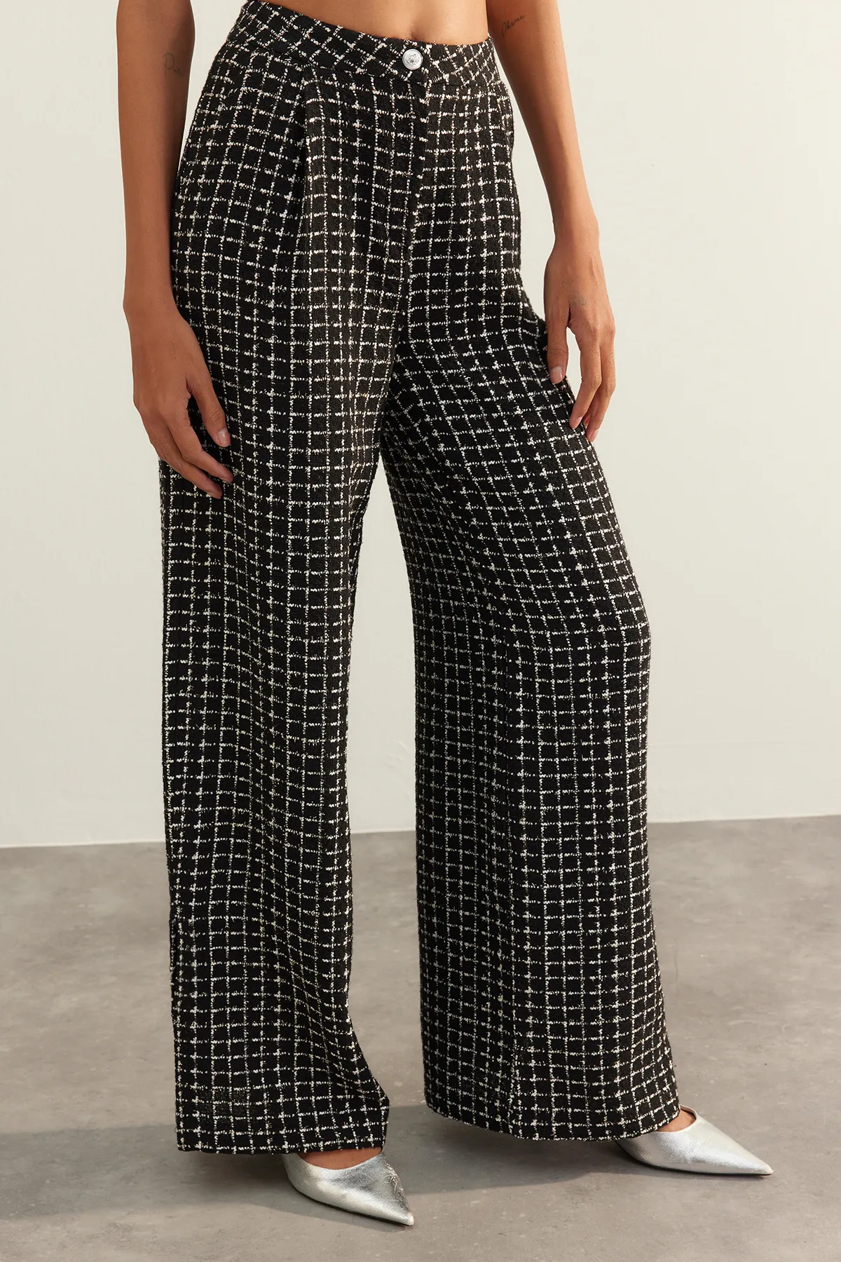 Trendyol Collection  Schwarze, limitierte Palazzo-Hose mit extra weitem Bein und Tweed-Karomuster aus Webstoff TWOAW24PL00286