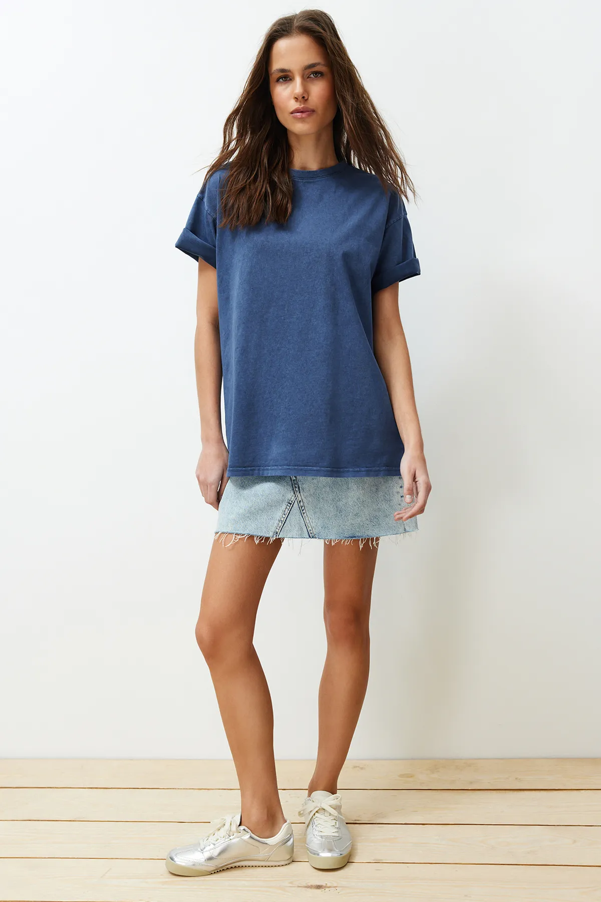 Trendyol Collection  Indigofarbenes Boyfriend-Strick-T-Shirt aus 100 % Baumwolle mit verblasstem Effekt auf der Rückseite und Rundhalsausschnitt TWOSS23TS00109