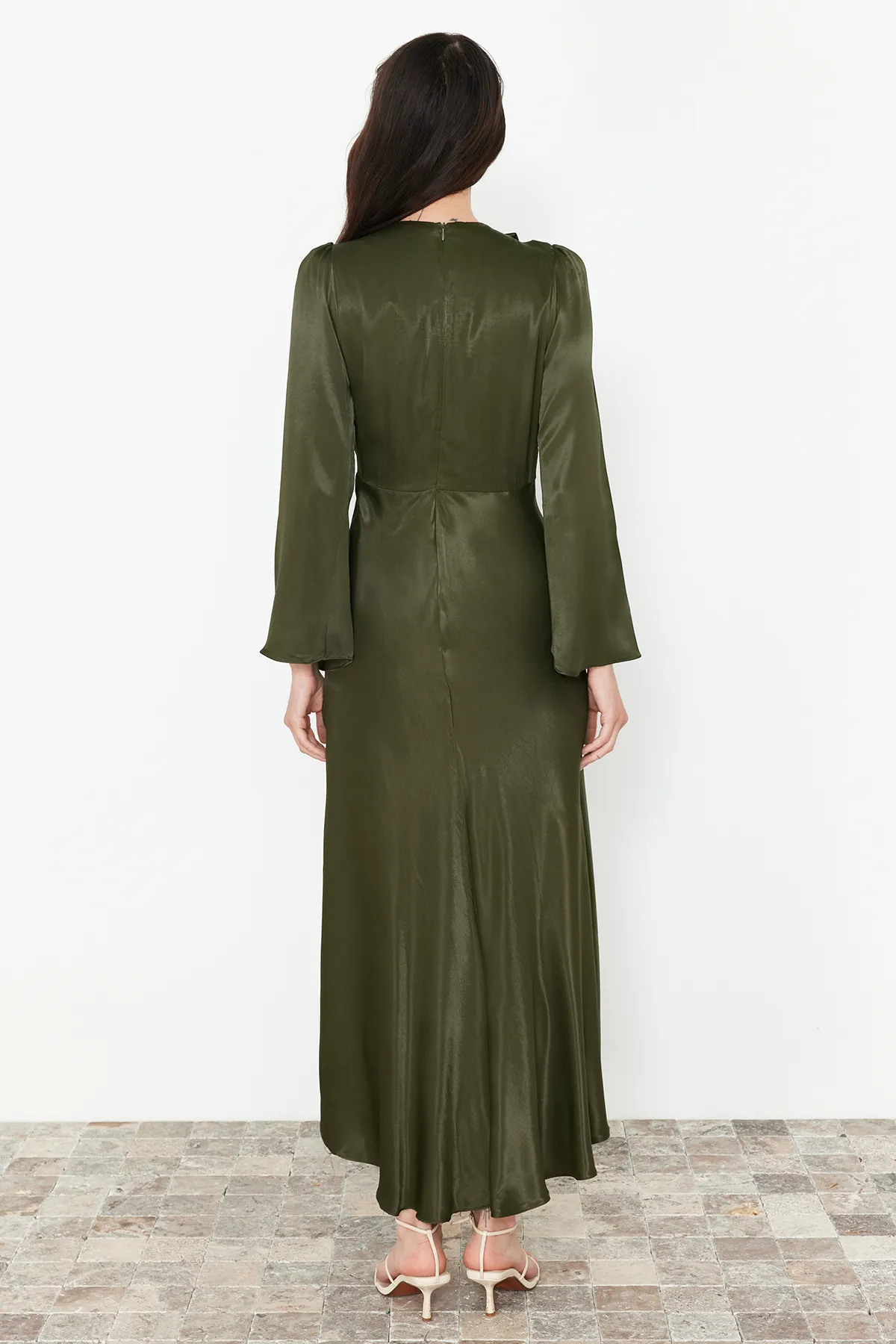 Trendyol Modest  Khakifarbenes Abendkleid aus gewebtem Satin für besondere Anlässe mit Rosen-Details TCTSS24DB00043